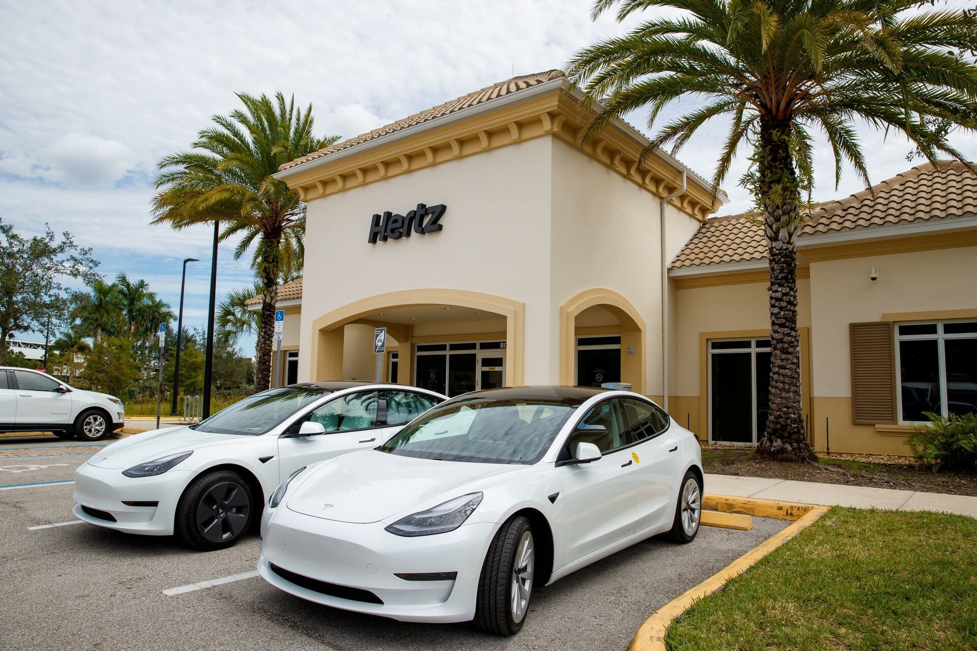 Hertz Faces Rising EV Rental Demand Amid High Fuel Prices