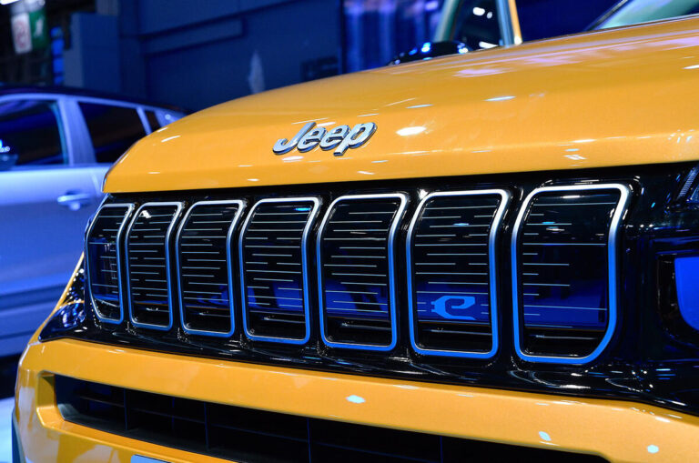 Jeep Avenger Facelift Debuts with Illuminated Grille